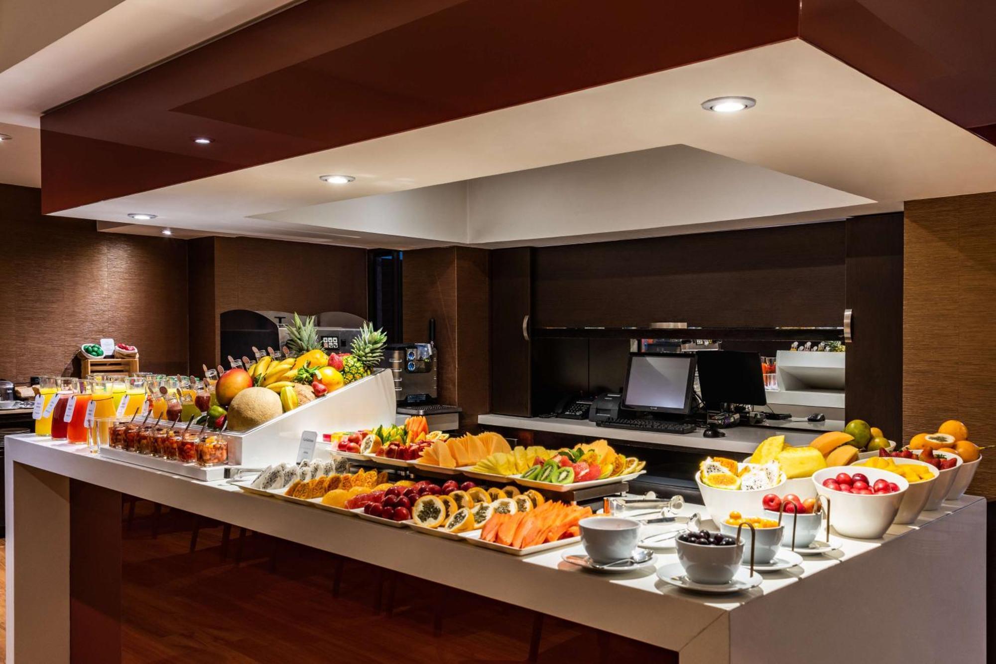 Nh Collection Bogota Andino Royal Hotel Екстериор снимка A buffet at a hotel